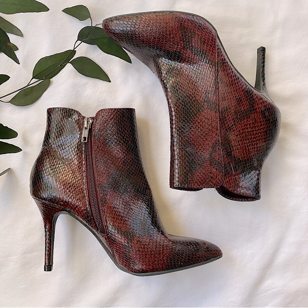 Like New Zigi Soho Black & Maroon Red Snakeskin Print Ankle Boot Heels Shoes